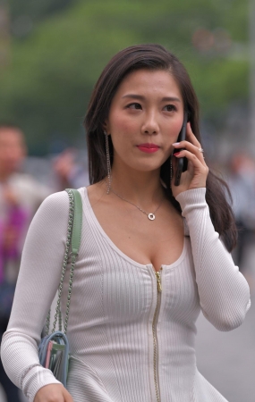 走路带风的女人