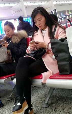 4k-粉色毛呢长外套街拍黑丝美腿姐姐