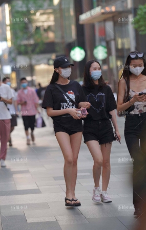 街拍人字拖热裤小妹