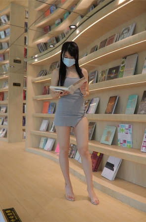 牛男街拍 灰裙女孩