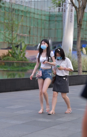 热裤牛仔美女