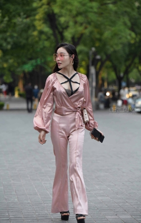 街拍极品性感的粉色套装美女