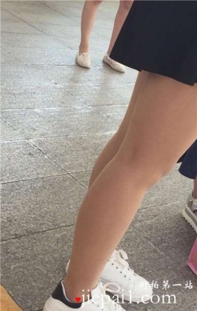 地铁上的小清新可爱萌妹子，墨镜很夸张