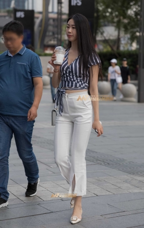 小姐姐不仅长得漂亮 身材也很好
