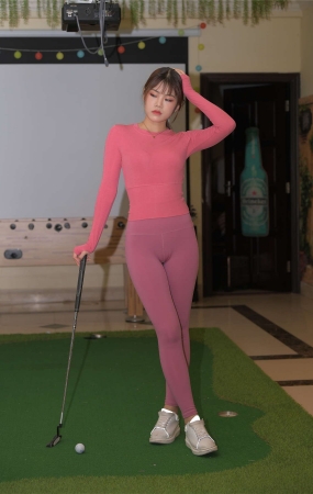 粉色瑜伽裤美眉