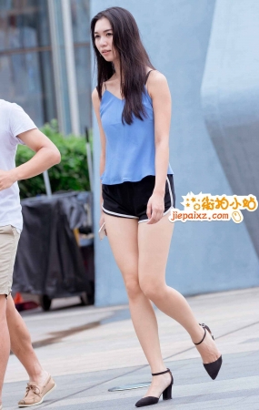 气质短裤女孩