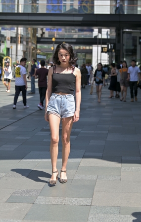 吊带高跟热裤美女
