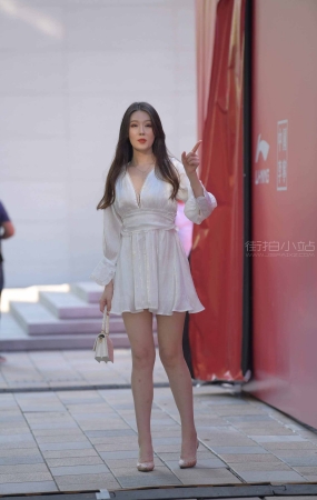 性感白裙高跟美女