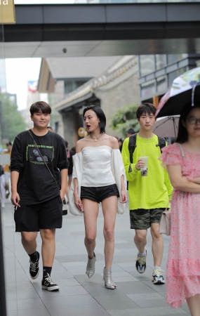 短发美女 映衬女性的优雅气质