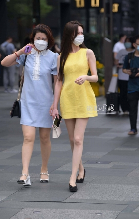 街拍黄色群R丝美腿姐姐