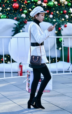 白帽白衣黑丝美女迷人美丽-10P