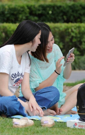 草地上的牛仔小妹