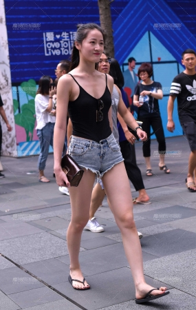 拖鞋穿的都这么有气势
