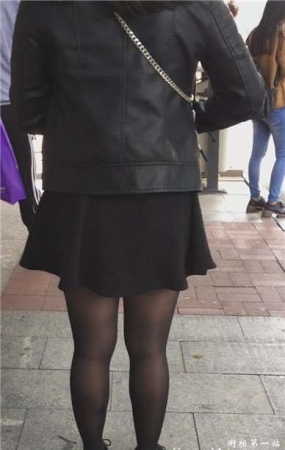 街拍黑丝短裙性感熟女姐姐