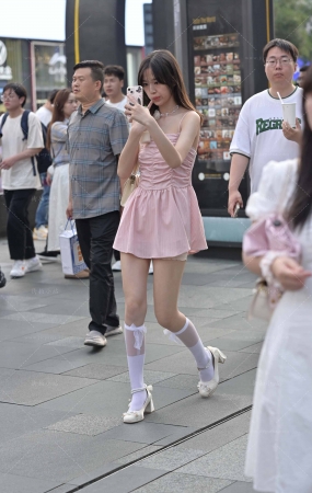 街拍粉色吊带裙小姐姐