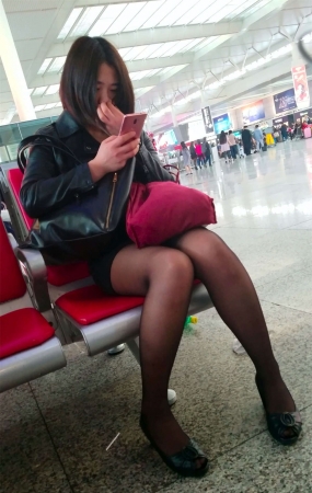 黑丝美女等候班车