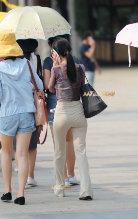 难得碰到的紧身薄裤少妇
