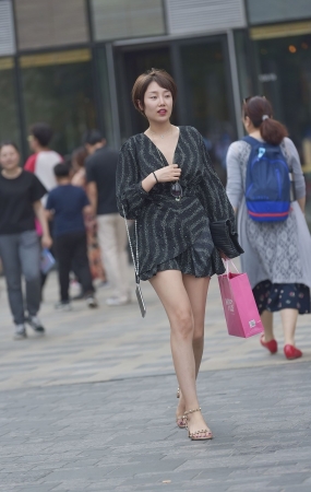 长腿短发气质女