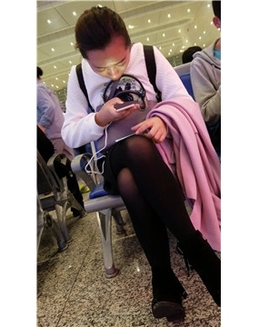 4k-高铁站候车室拍摄成熟的黑丝性感美腿少妇。