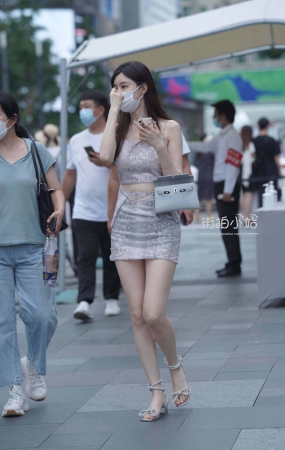 街拍白皙时尚美女