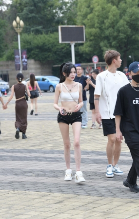 白皙美腿，夏日女孩