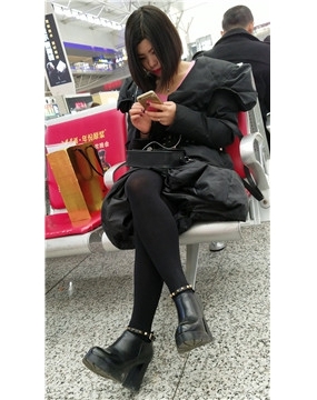 4k-高铁站候车室拍摄黑丝美腿短发甜美女孩