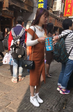 紧身长裙肉色丝袜漂亮美眉