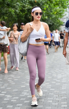 紫色瑜珈裤美妇