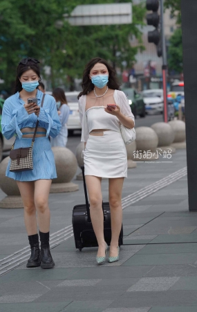 街拍美腿美女姐妹