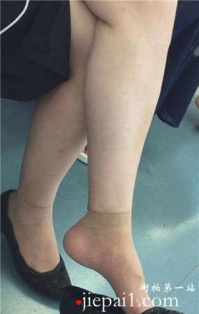 肉丝短袜少妇爱挑些，雪白的大腿诱人