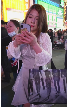 逛街的美女