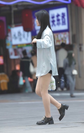 诱惑肉丝街拍少妇