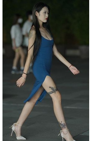 蓝色吊带长裙美女