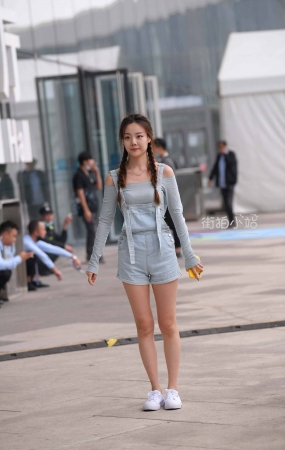 可爱双麻花辫女孩~