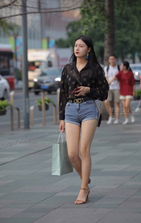 街拍紧身热裤大长腿姐姐