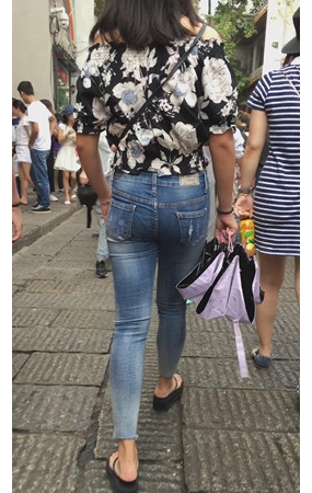 牛仔紧身裤妹子