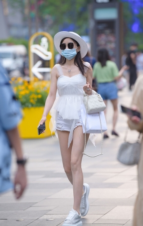戴着帽子的墨镜小姐姐