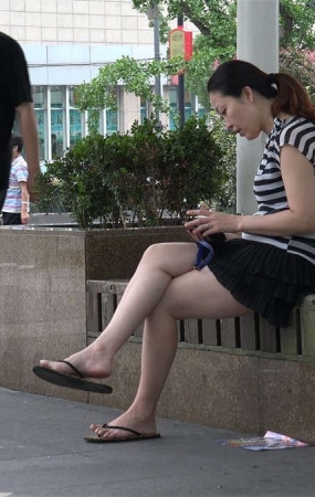 广场边休息的气质少妇