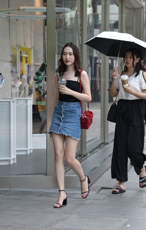牛仔裙美女