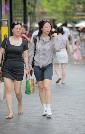 短瑜伽裤，运动鞋美女