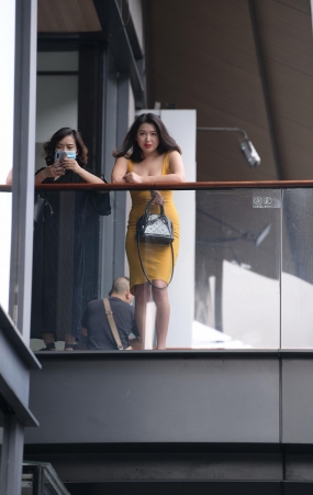 黄色包臀长裙美女