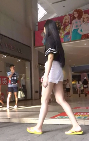 白短热裤美腿气质美女姐姐