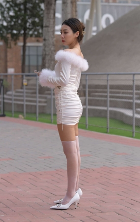 一只麋鹿摄影作品 – 白裙美女