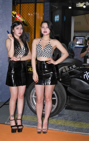 马赛克黑皮裙 19-04-14-48P
