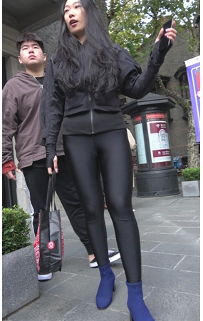 漂亮的紧身黑裤美女