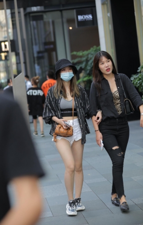 白白净净热裤小妹