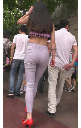 露腰红色高跟长发美女