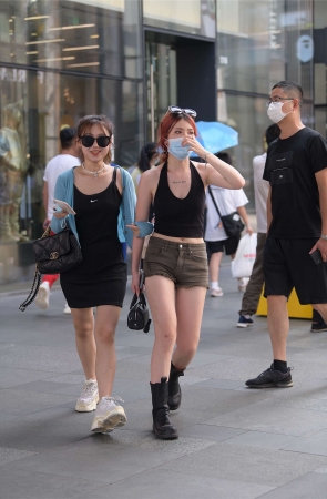 黑靴热裤美女