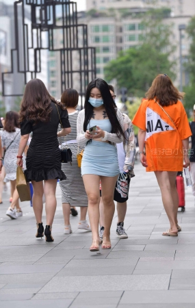 街拍蓝色包臀裙美女