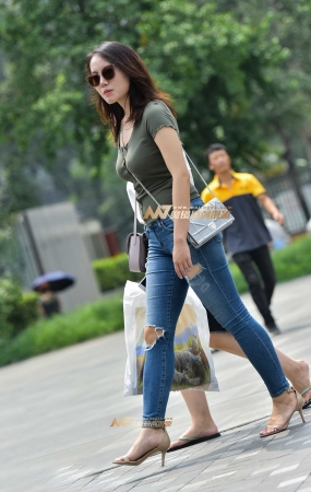 紧牛小高跟少妇